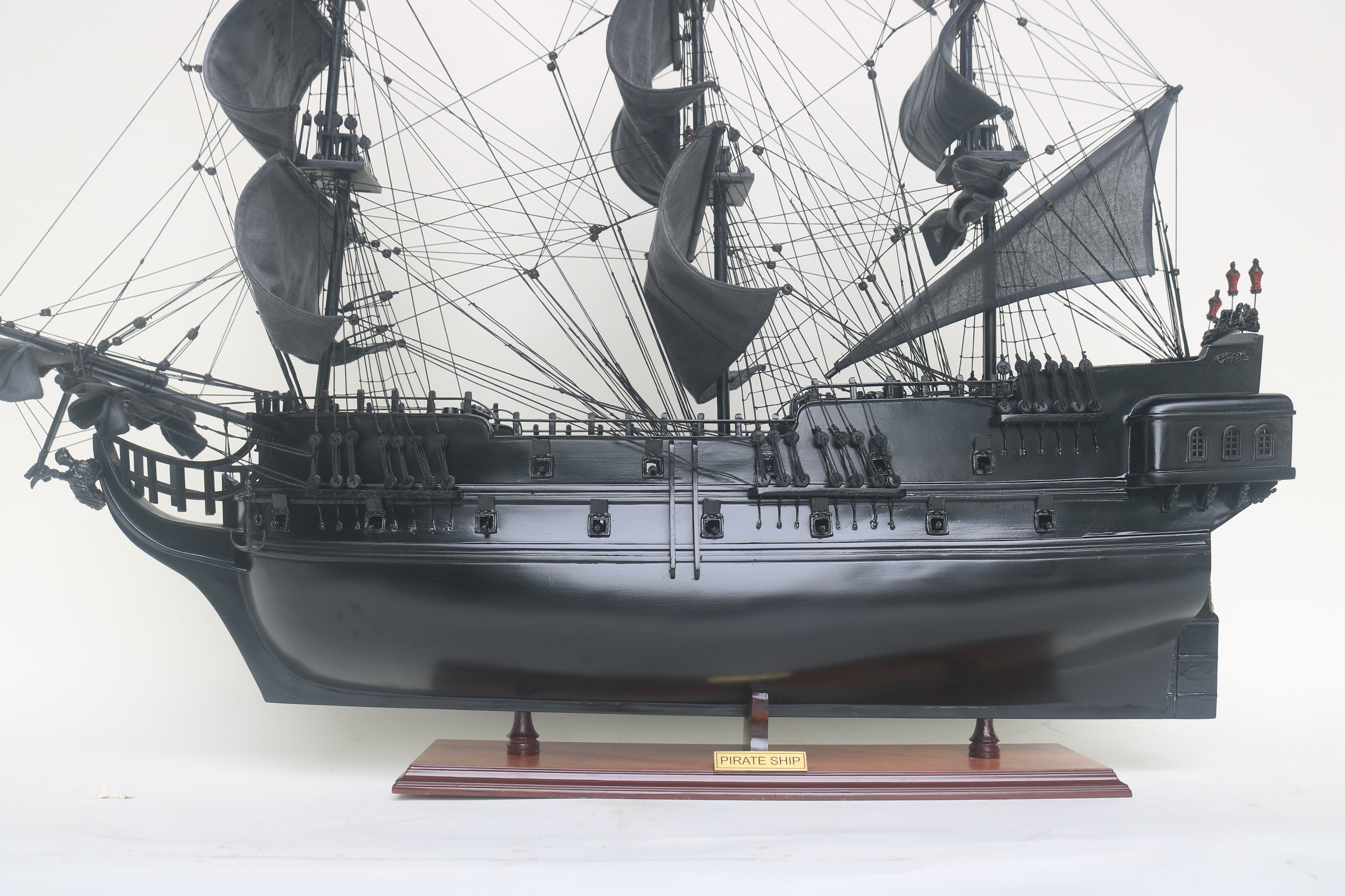 Pirate of the Caribbean — Legendary Pirate Ship Model